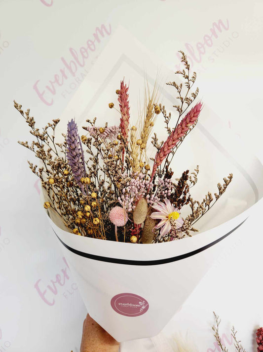 Pretty dried flower bouquets in three sizes, small medium and large. All our dried flowers are of high quality flowers, select from colourful bunches or natural non colour bouquets. Everbloom floral studio is your local friendly Mt Maunganui florist, delivering same day to papamoa, Mount Maunganui and Tauranga.