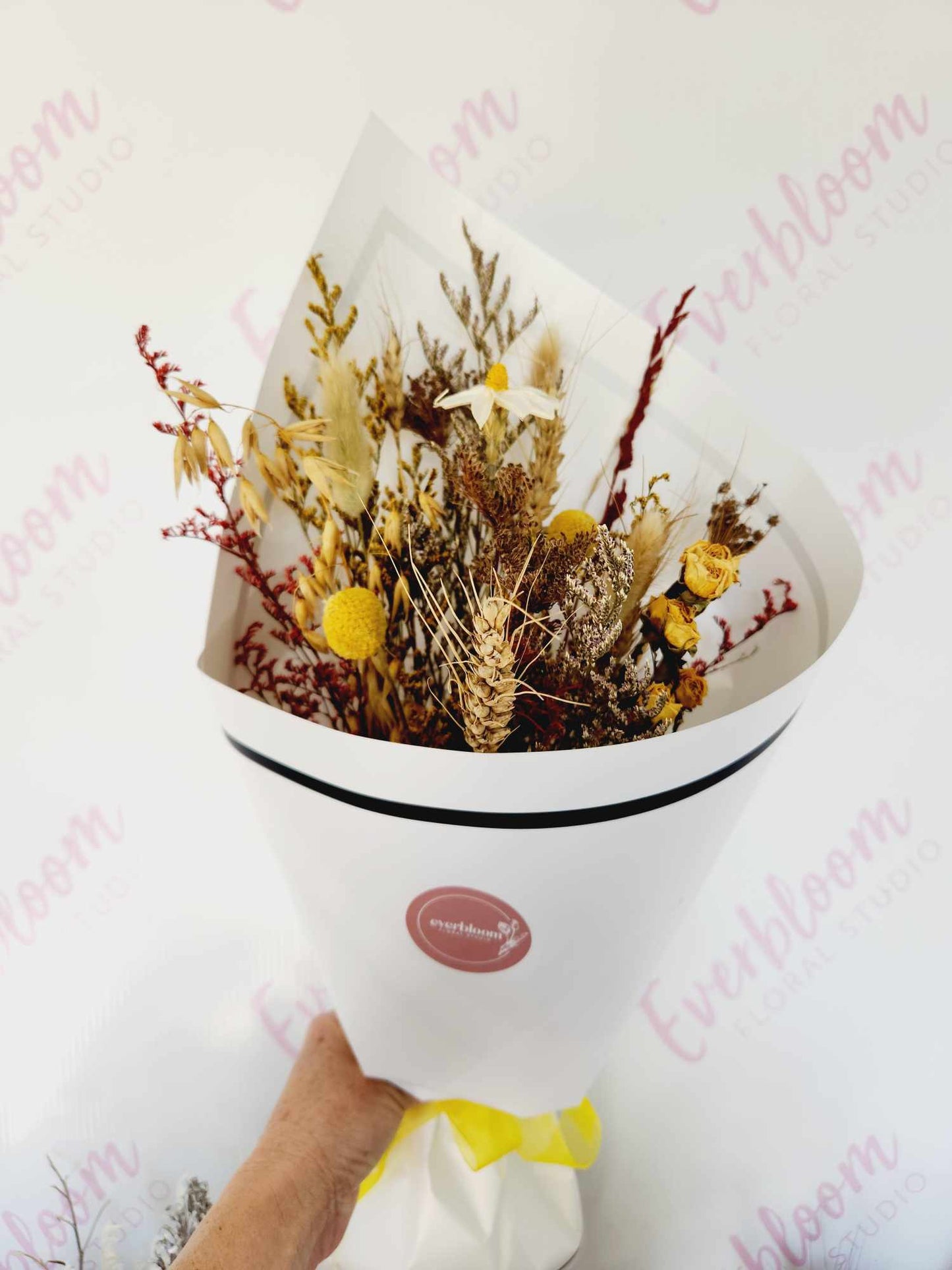 Pretty dried flower bouquets in three sizes, small medium and large. All our dried flowers are of high quality flowers, select from colourful bunches or natural non colour bouquets. Everbloom floral studio is your local friendly Mt Maunganui florist, delivering same day to papamoa, Mount Maunganui and Tauranga.