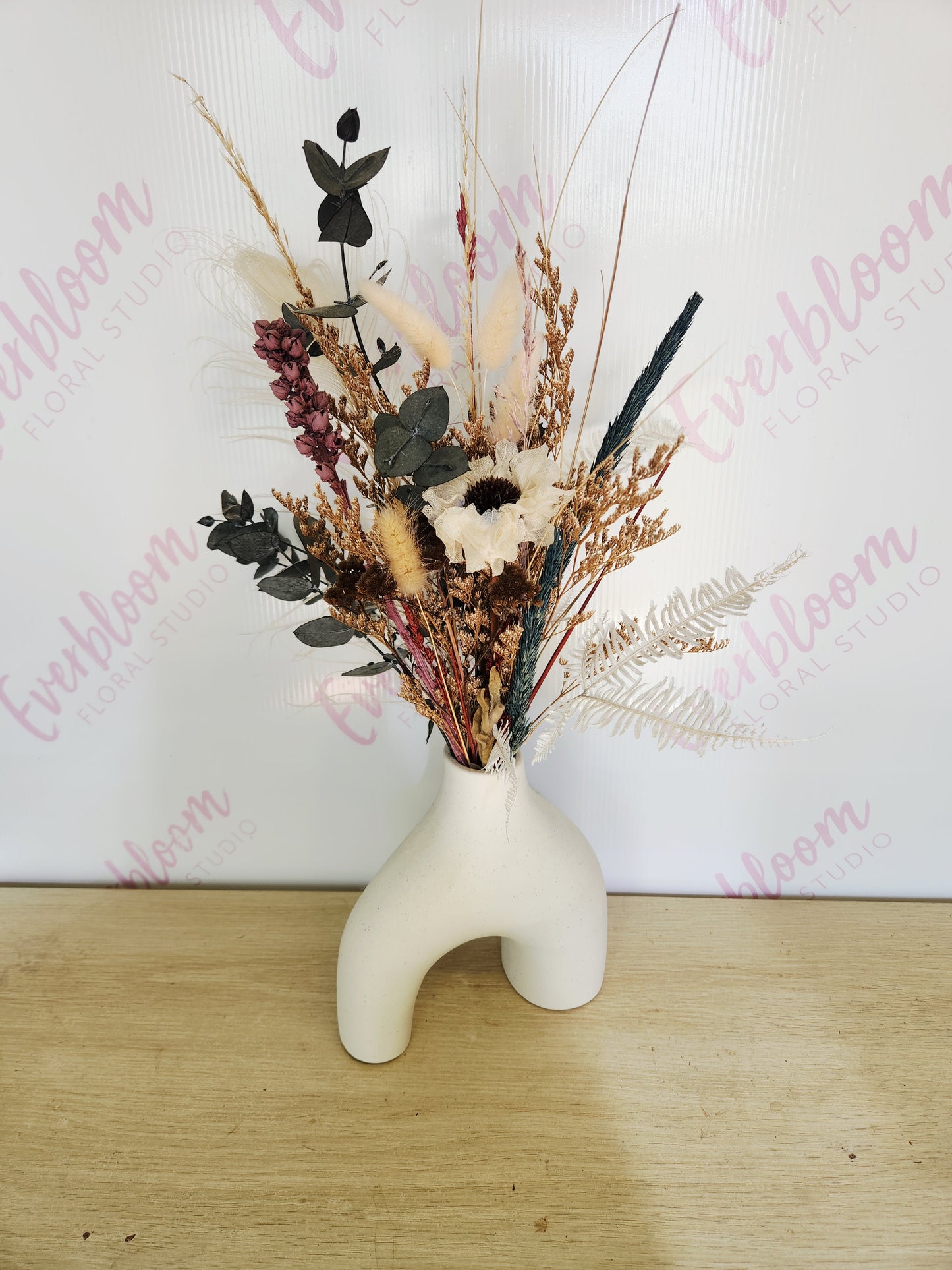 Dried flower arrangements and bouquets are a customer fave. Everbloom floral studio can custom make something special for you. Dried flower arrangements are made in ceramic designer vases. Delivered locally same day to Tauranga, papamoa and Mount Maunganui direct from our florist.