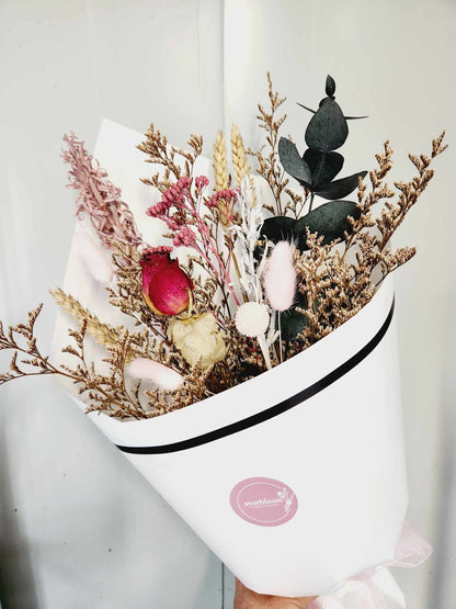 Pretty dried flower bouquets in three sizes, small medium and large. All our dried flowers are of high quality flowers, select from colourful bunches or natural non colour bouquets. Everbloom floral studio is your local friendly Mt Maunganui florist, delivering same day to papamoa, Mount Maunganui and Tauranga.