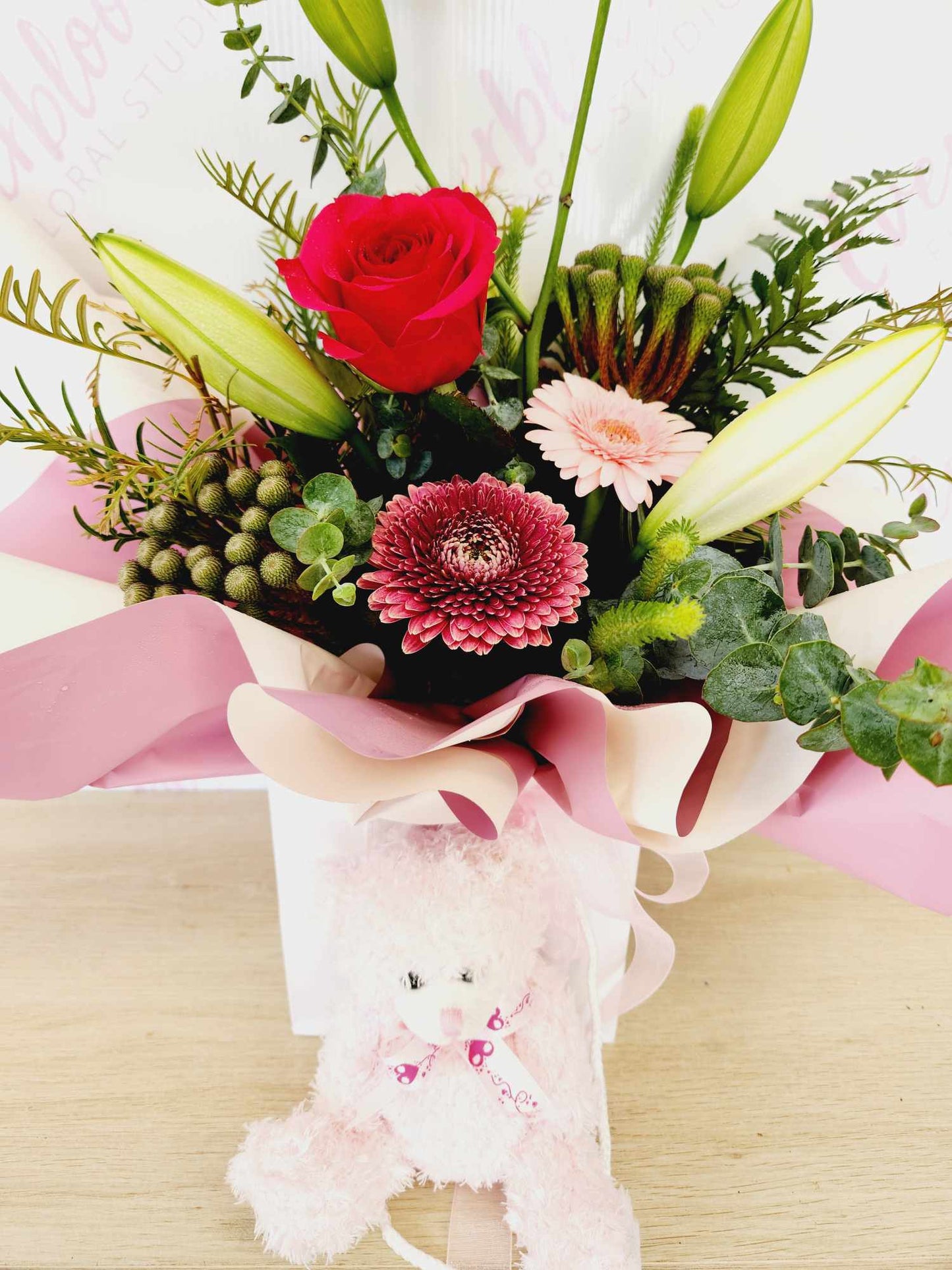 New born baby floral gift bag with soft toy and balloon. Everbloom floral studio. Mount Maunganui and Papamoa florist.