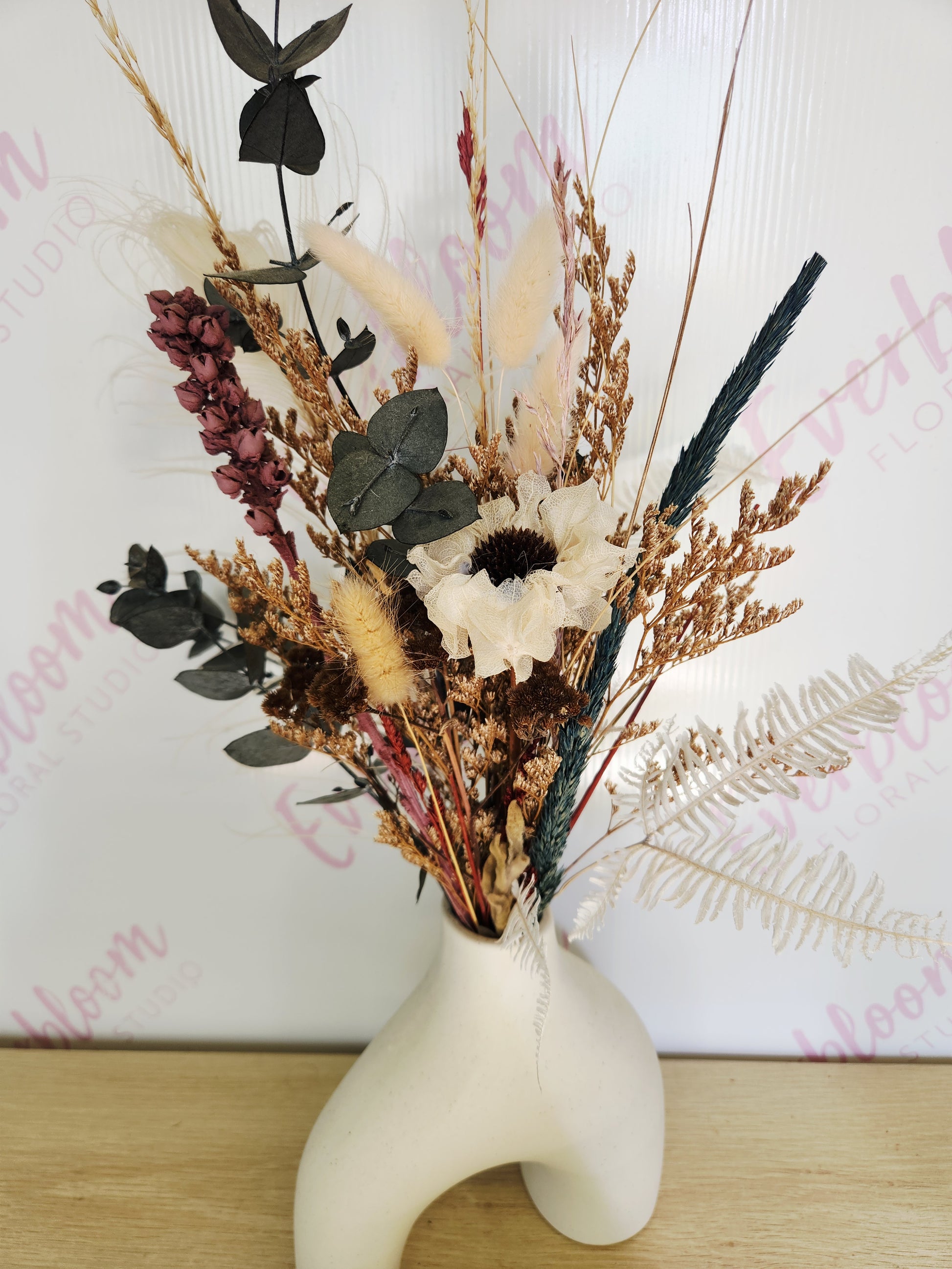 Dried flower arrangements and bouquets are a customer fave. Everbloom floral studio can custom make something special for you. Dried flower arrangements are made in ceramic designer vases. Delivered locally same day to Tauranga, papamoa and Mount Maunganui direct from our florist.