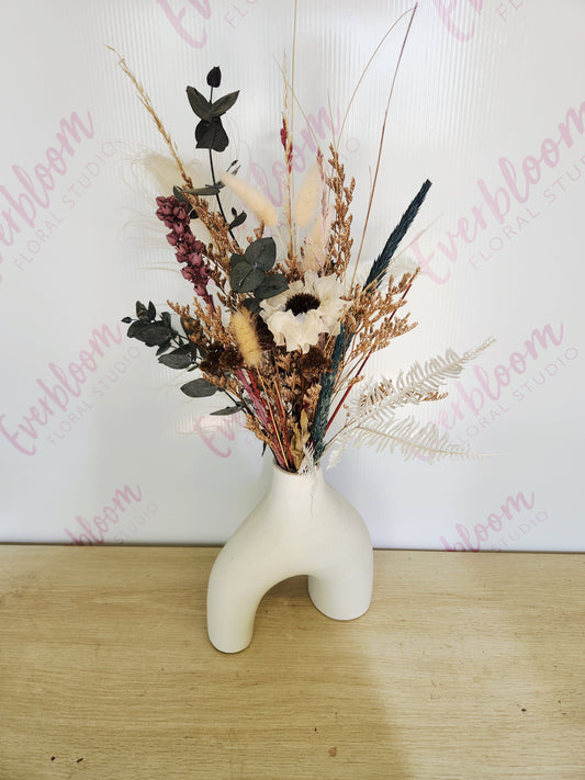 Dried flower arrangements and bouquets are a customer fave. Everbloom floral studio can custom make something special for you. Dried flower arrangements are made in ceramic designer vases. Delivered locally same day to Tauranga, papamoa and Mount Maunganui direct from our florist.