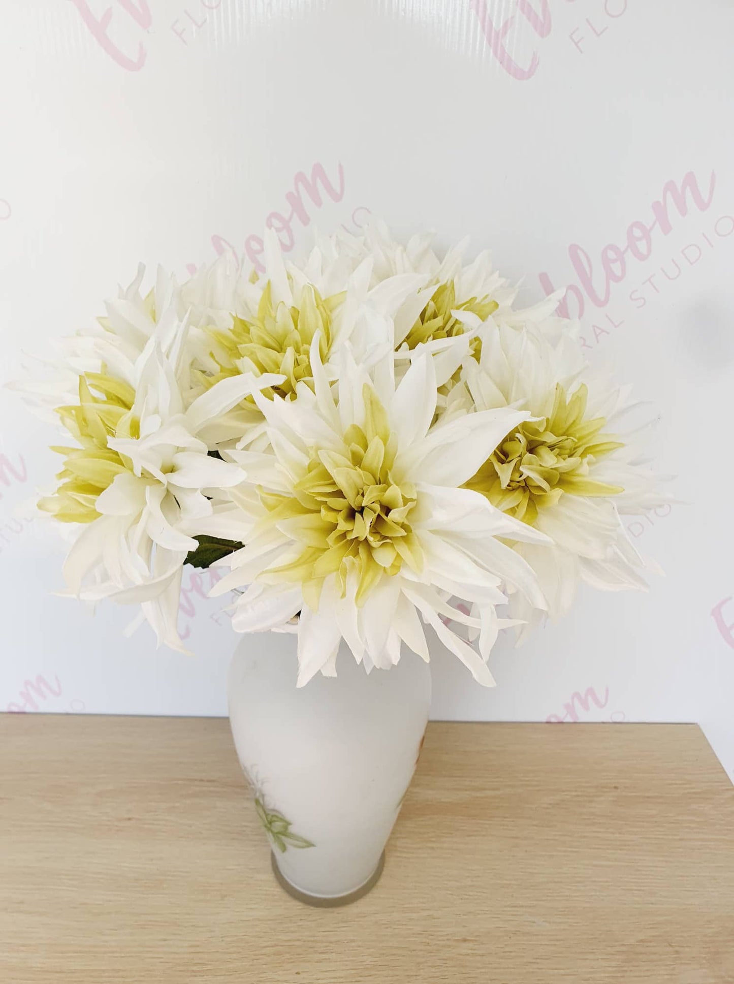 Available now instore at our Mt Maunganui florist studio we have these Amazingly real looking white and green Dahlia's are on our menu and available for single stem purchase. These are such a fave so be in quick before they sell out. We offer same day delivery locally to Mount Maunganui, Papamoa and Tauranga 
